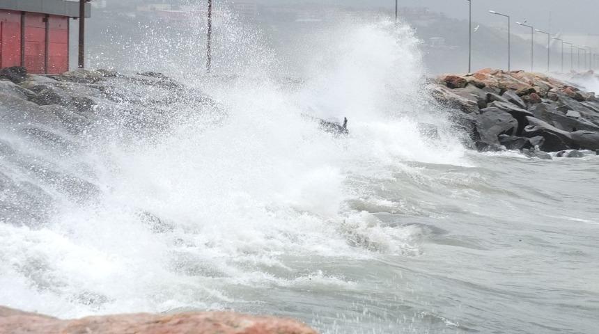 Bandırma K&ouml;rfezi&rsquo;nde fırtına dev dalgalar oluşturdu