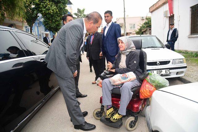 16 engelliye Başkan Sözlü’den tekerlekli sandalye