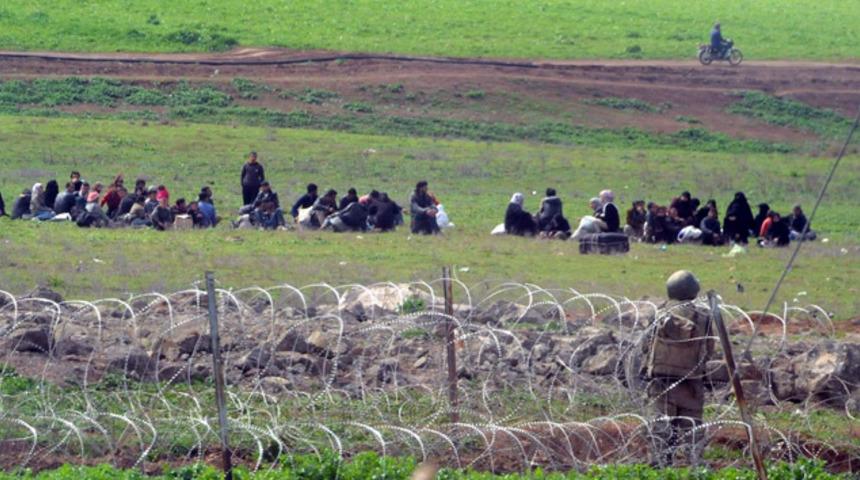 Sınırı geçtiğini sanan kaçak göçmen kendini kışlada buldu