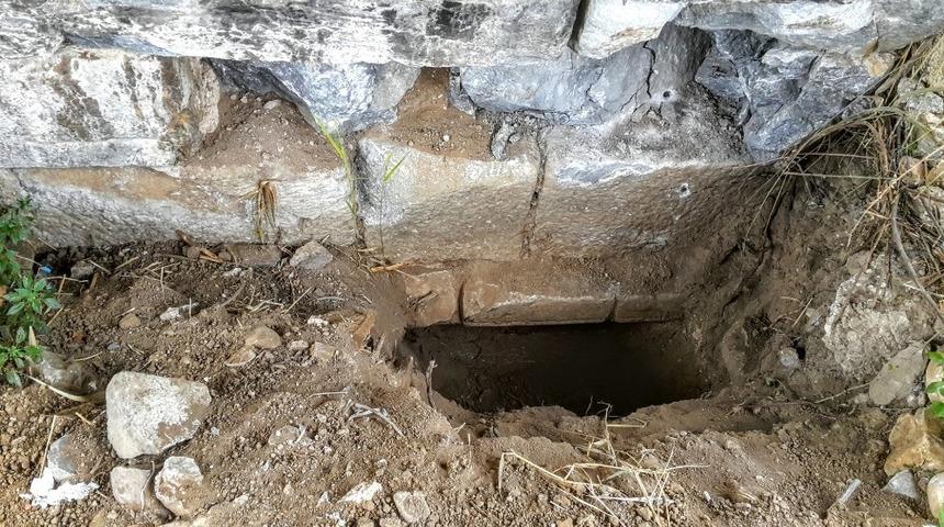 Defineciler tarihi k&ouml;pr&uuml;n&uuml;n ayağında ka&ccedil;ak kazı yaptı