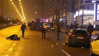 Tek suçları kaldırımda yürümek! Polis caddeyi trafiğe kapattı!