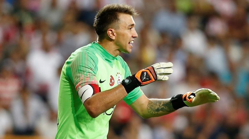Galatasaray'da Muslera takımdan ayrılıyor mu?