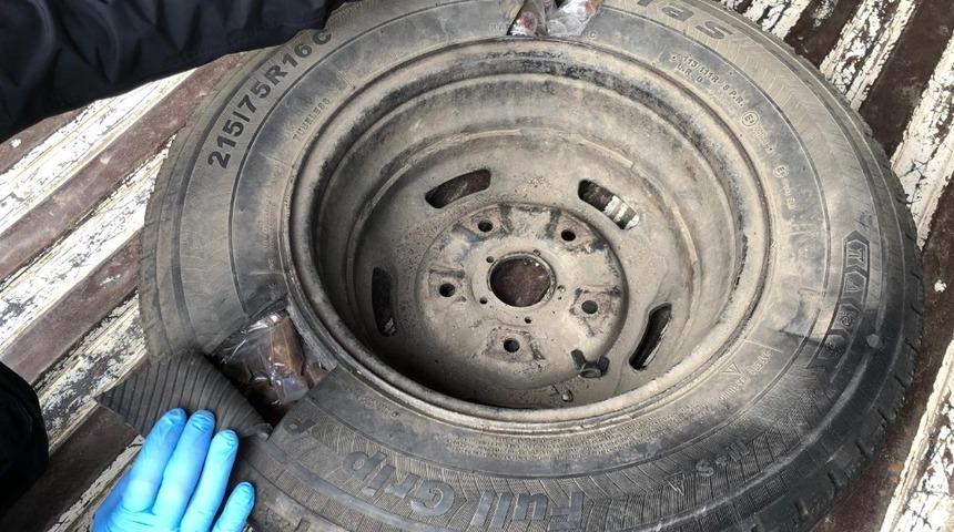 Stepne lastiğinde 94 kilo ka&ccedil;ak nargile t&uuml;t&uuml;n&uuml; ele ge&ccedil;irildi