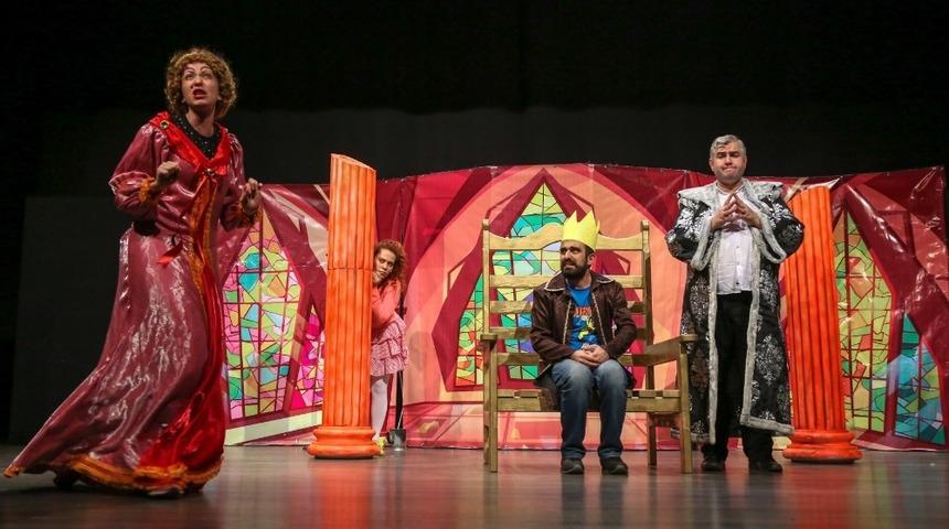 B&uuml;y&uuml;kşehir binlerce seyirciyi tiyatroyla buluşturuyor