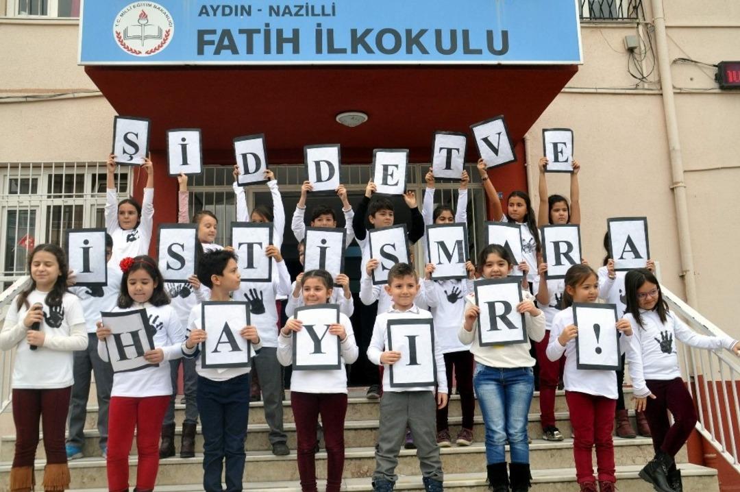 İlkokul &ouml;ğrencileri şiddete hayır etkinliğinde b&uuml;y&uuml;klerine seslendi