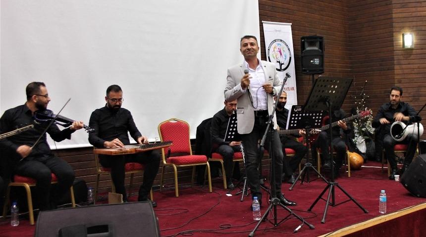 K&uuml;rs&uuml;başı&rsquo;nda &ouml;ğretmenler konser verdi