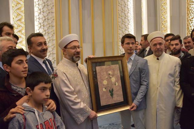 Yurtlarda kalan gençler Diyanet İşleri Başkanı Erbaş’la bir araya geldi