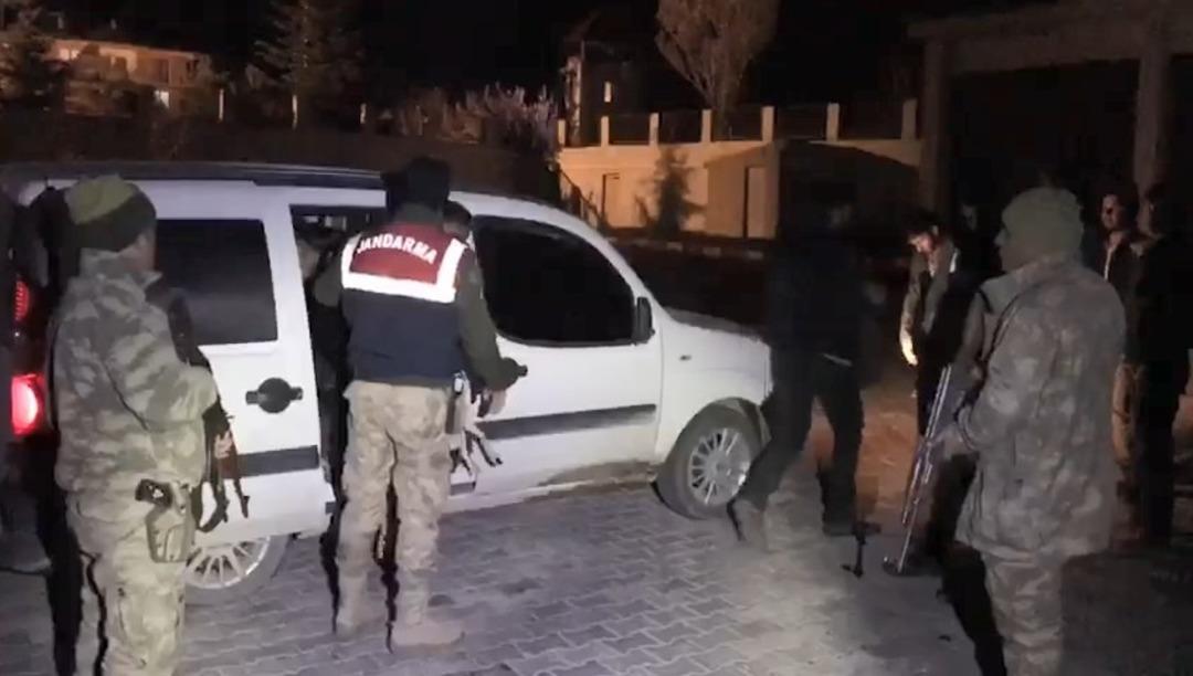 Van&rsquo;da 5 kişilik ara&ccedil;tan 1&rsquo;i şof&ouml;r 17 ka&ccedil;ak &ccedil;ıktı