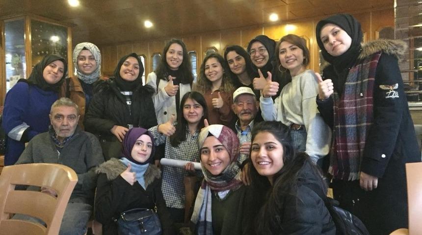&Ouml;ğrencilerden yaşlılara vefa