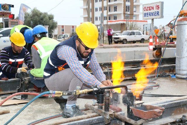 Raylı Sistem’de katener direkleri dikildi