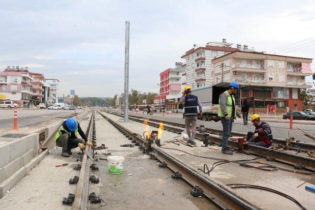 Raylı Sistem’de katener direkleri dikildi