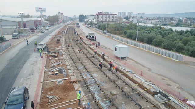 Raylı Sistem’de katener direkleri dikildi