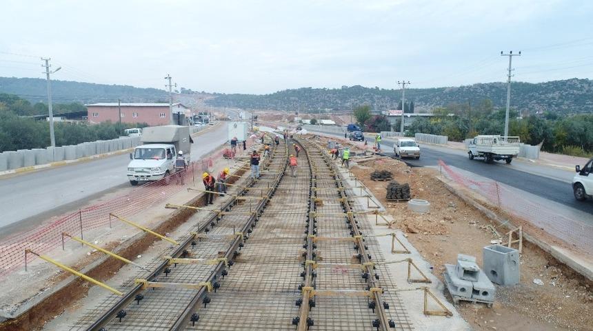 Raylı Sistem&rsquo;de katener direkleri dikildi