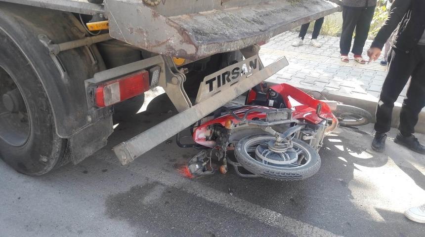 Otomobil elektrikli bisiklete çarptı: 2 yaralı