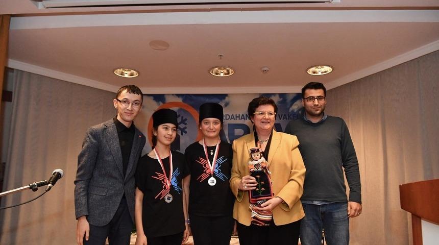 Başkan Kılı&ccedil;&rsquo;a eğitime desteklerinden dolayı teşekk&uuml;r plaketi