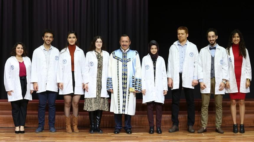 PA&Uuml;&rsquo;de diş hekimi adayları beyaz &ouml;nl&uuml;klerini giyindi