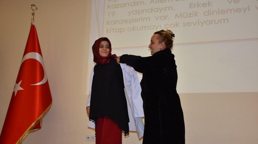 HR&Uuml;&rsquo;n&uuml;n ilk diş hekimliği &ouml;ğrencileri &ouml;nl&uuml;klerini giydi