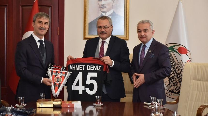 Başkan Şirin&rsquo;den Vali Deniz&rsquo;e Turgutluspor forması