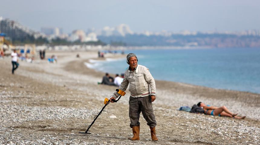 Antalya sahilleri, dedektörle değerli eşya arayanlara kaldı 