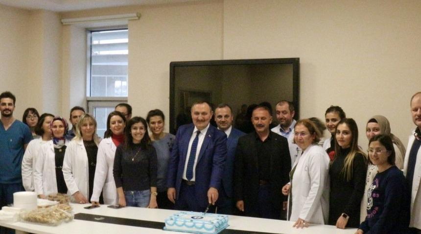 Sağlık-Sen, Diş Hekimleri G&uuml;n&uuml;n&uuml; pasta keserek kutladı