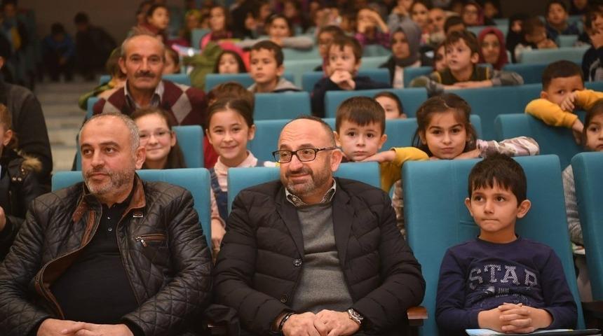 Başkan Üzülmez miniklerle oyun izledi