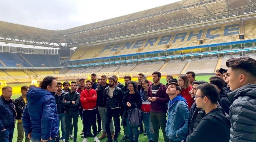 Egeli gen&ccedil;ler, &uuml;&ccedil; b&uuml;y&uuml;k takımın sahalarını inceledi