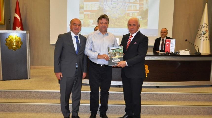 &Ouml;ğretim &uuml;yesine &rsquo;Rengarenk K&uuml;tahya&rsquo; eseri hediye edildi