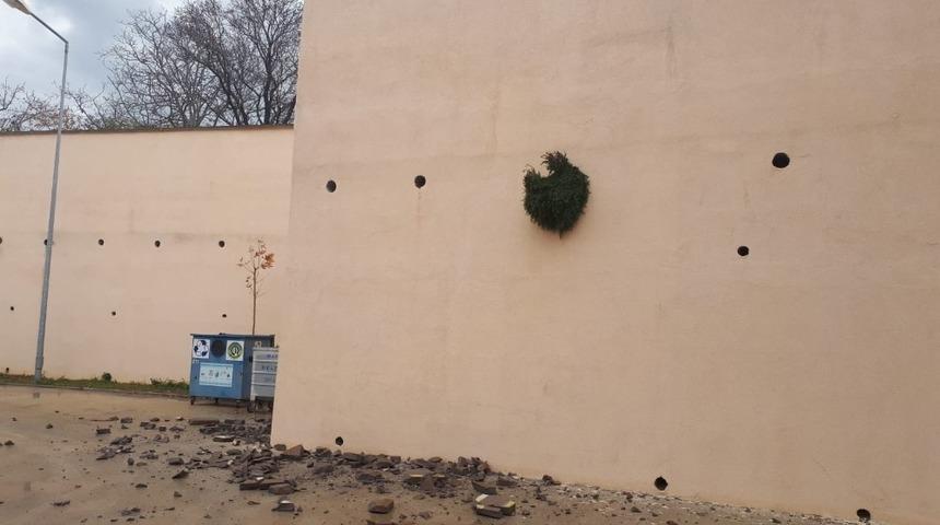 Okul duvarını tekmeleyip zarar verdiler