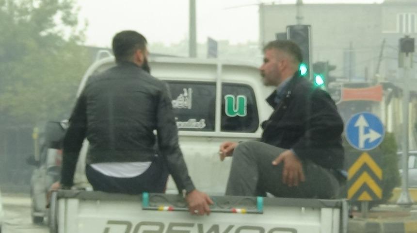 Kamyonet kasasında tehlikeli yolculuk