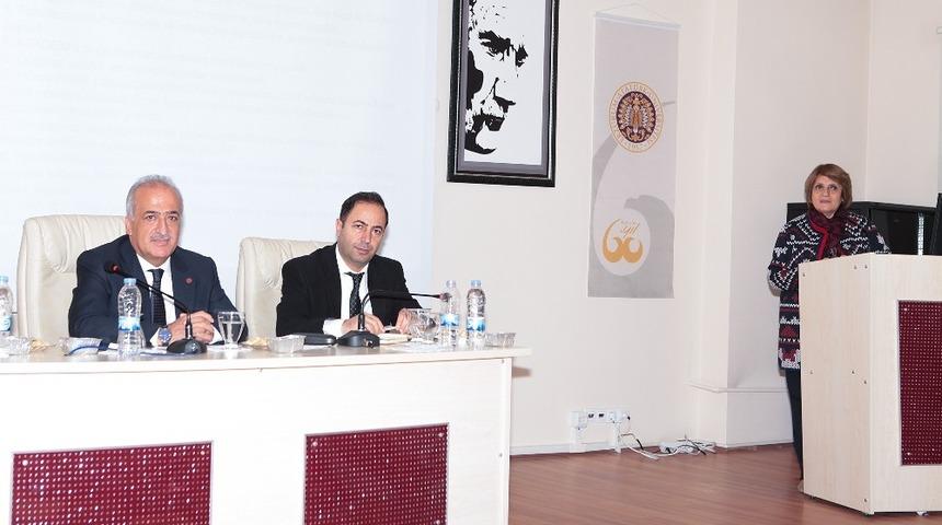 Rekt&ouml;r &Ccedil;omaklı, Eczacılık ve Fen Fak&uuml;ltesinde akademisyenlerle bir araya geldi