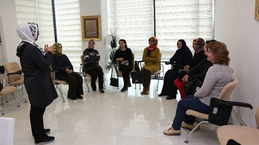 Ailem Meram eğitimlerine ve danışmanlık hizmetlerine hız kesmeden devam ediyor