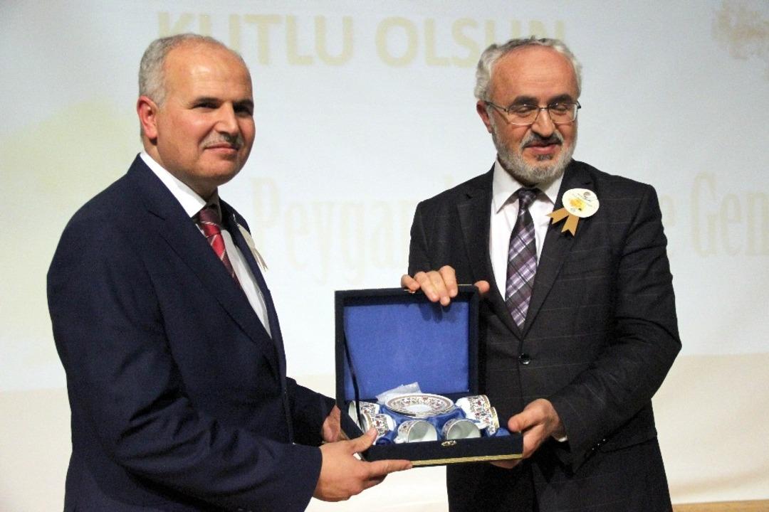 K&uuml;tahya&rsquo;da &rsquo;Peygamberimiz ve Gen&ccedil;lik&rsquo; konulu konferans