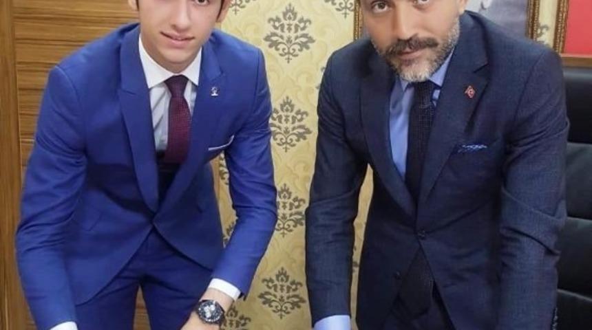 Trabzon&rsquo;da meclis &uuml;yeliğine en gen&ccedil; aday adayı Ak&ccedil;aabat&rsquo;tan 18 yaşındaki Fatih &Ccedil;abuk oldu