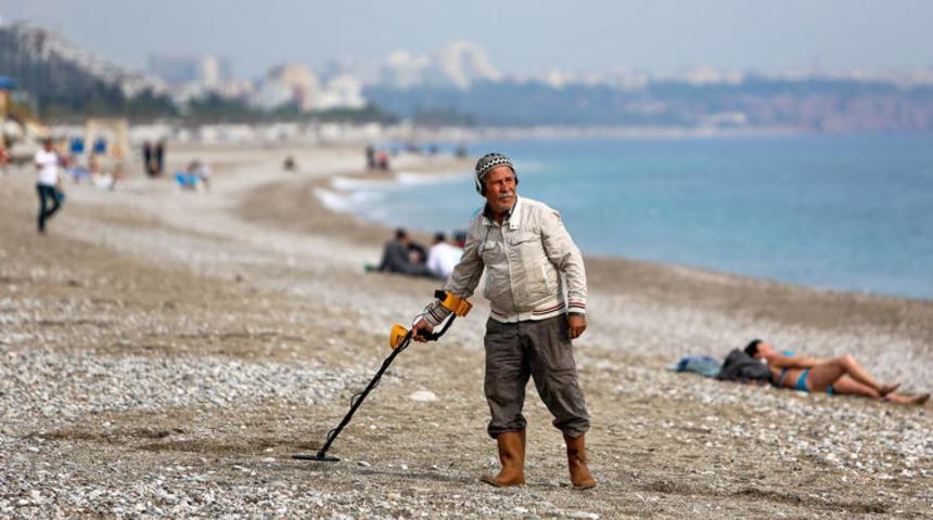 Ünlü plajda ilginç görüntü! Madeni para avı