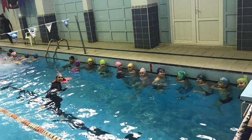 4 bin &ouml;ğrenci y&uuml;zme &ouml;ğrenecek