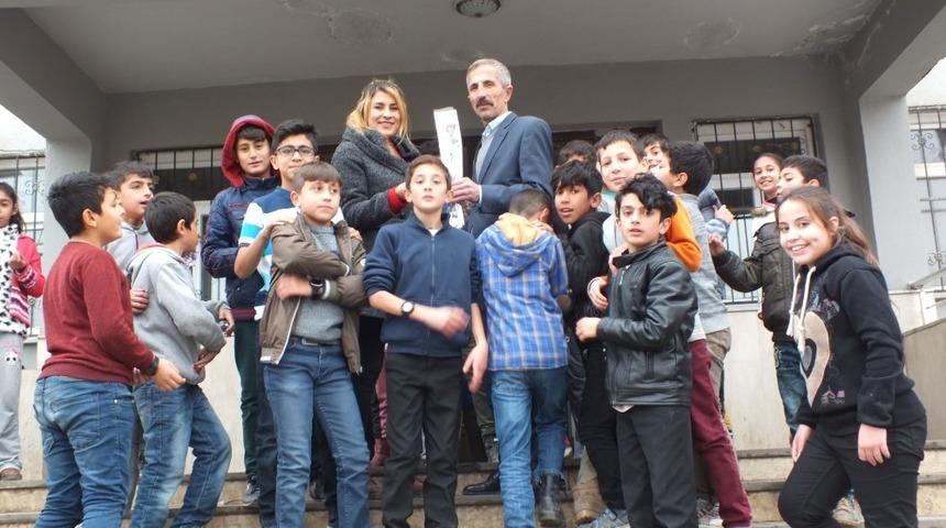 Dernek Başkanı Başaran’dan öğretmenlere çiçek