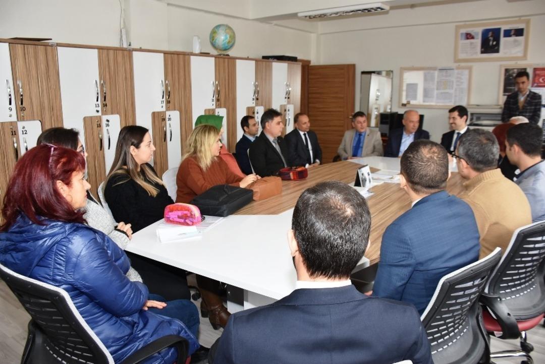 Dursunbey&rsquo;de &Ouml;ğretmenlere &Ouml;zel Ahşap Anı Defteri