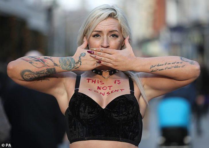 Tecavüzcü haklı bulununca iç çamaşırlarıyla sokağa döküldüler! G2