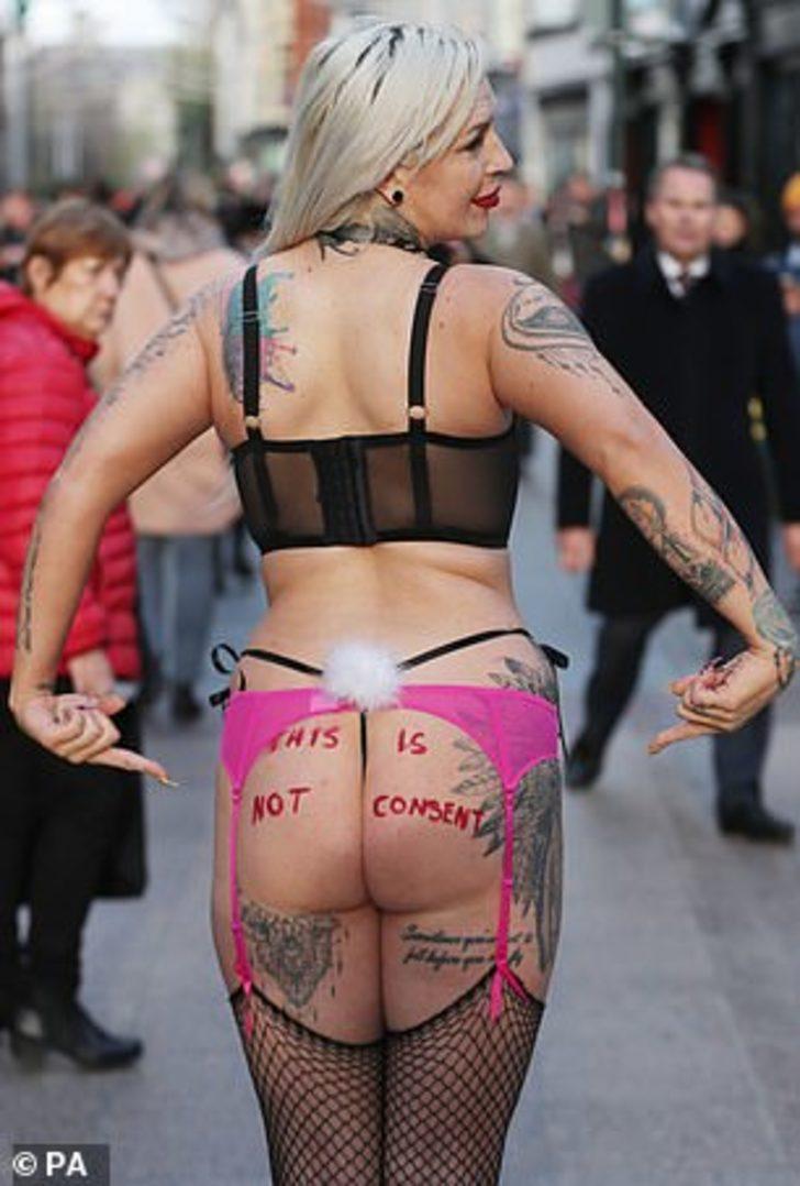 Tecavüzcü haklı bulununca iç çamaşırlarıyla sokağa döküldüler! G4