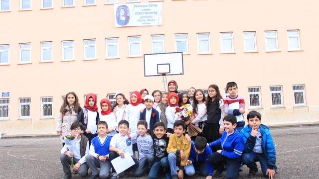 Öğretmenleri için afiş astılar