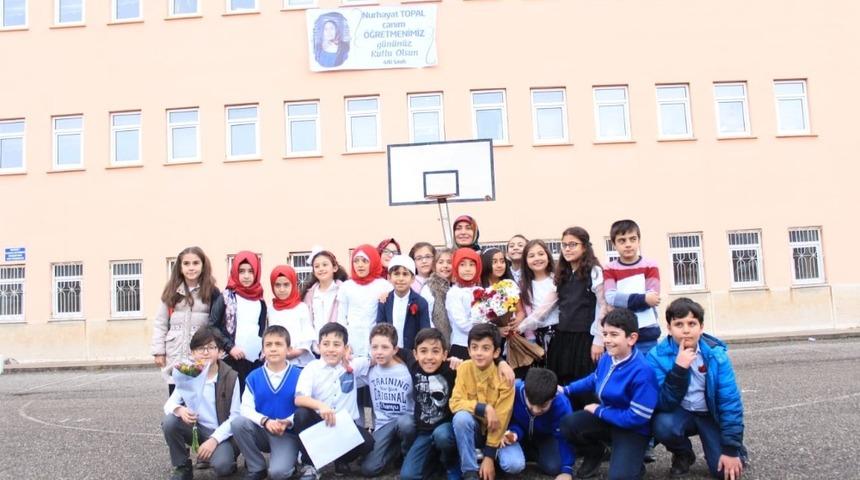 Öğretmenleri için afiş astılar