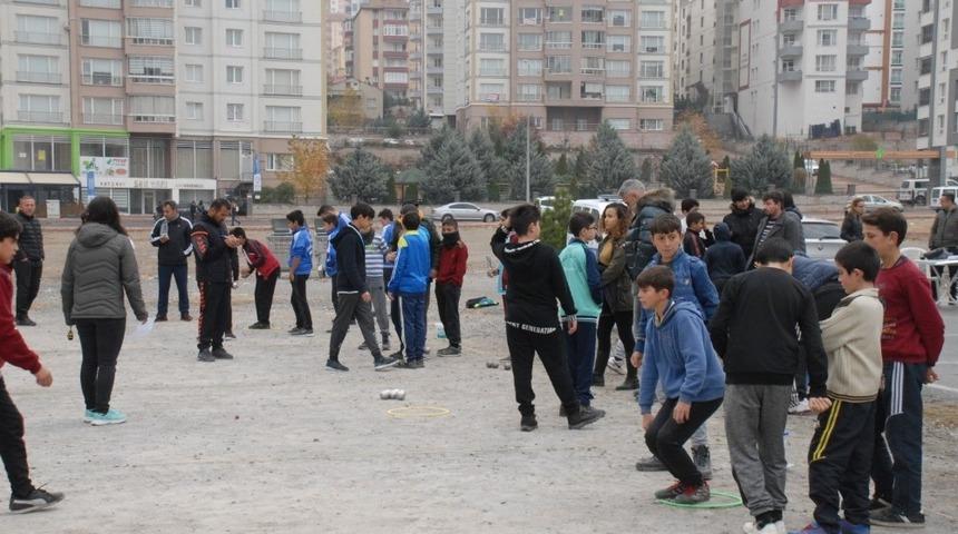 Sporcular attı, sokaktakiler izledi