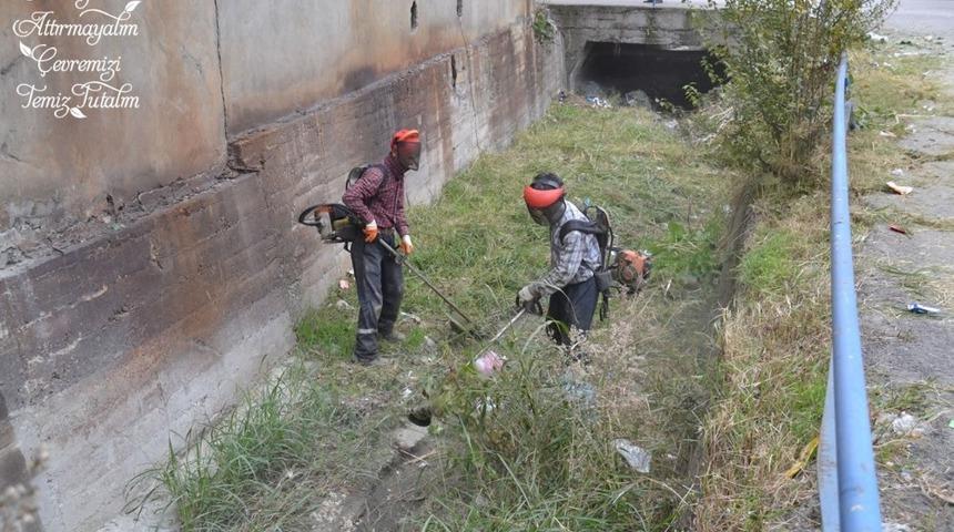 Karab&uuml;k Belediyesi&rsquo;nden dere temizliği