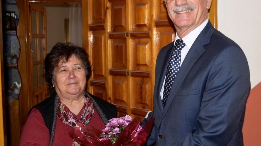 Başkan Kale emekli &ouml;ğretmenleri unutmadı