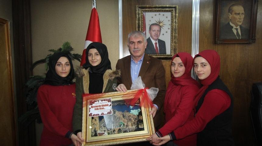 &Ouml;ğrencilerden Başkan Memiş&rsquo;e &Ouml;ğretmenler G&uuml;n&uuml; kutlaması