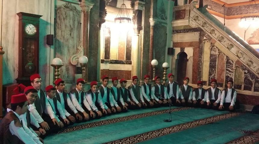 &Ouml;ğrenciler merhum &ouml;ğretmenler i&ccedil;in mevlit okudu