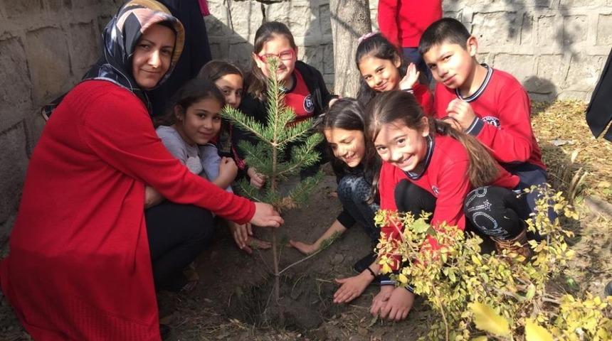 &Ouml;renci ve velilerden en g&uuml;zel &Ouml;ğretmenler G&uuml;n&uuml; hediyesi