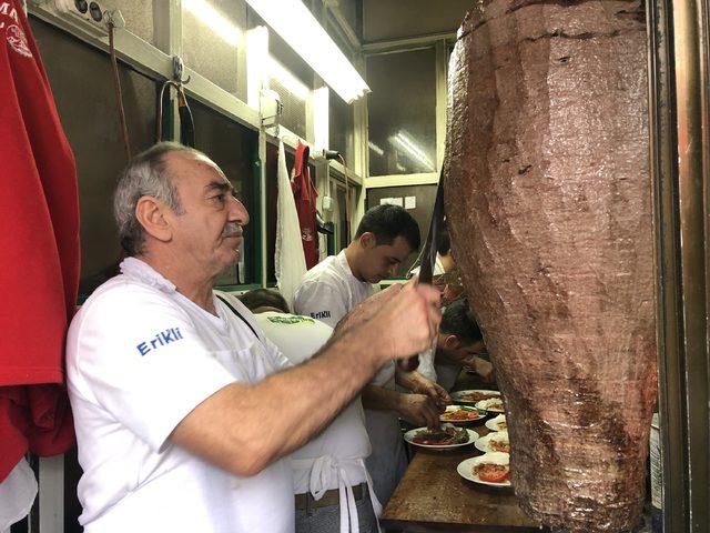 &Uuml;nl&uuml; kebap&ccedil;ı: İskender Kebap, Bursa nın &uuml;r&uuml;n&uuml;d&uuml;r 1