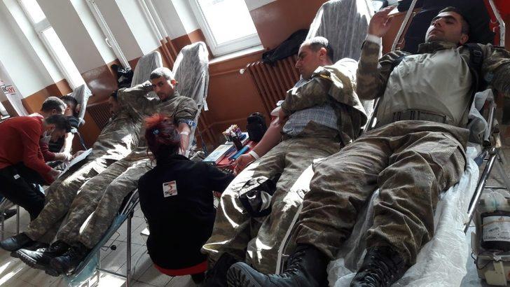 Muradiye’de asker ve koruculardan kan bağışı G4