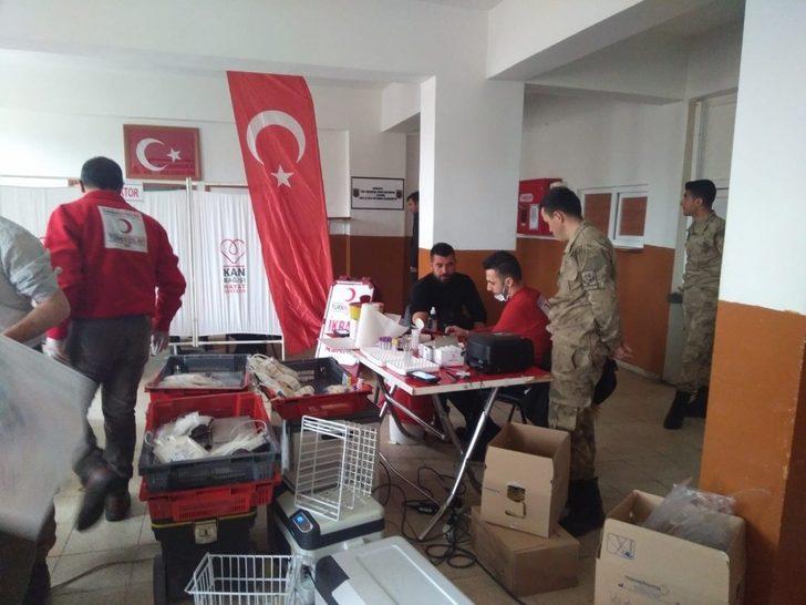 Muradiye’de asker ve koruculardan kan bağışı G5